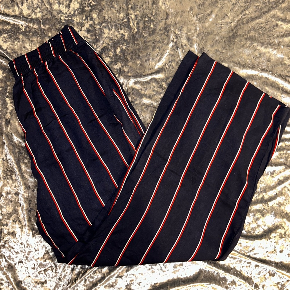 Very cute and light pants great for going out or a walk on the beach!